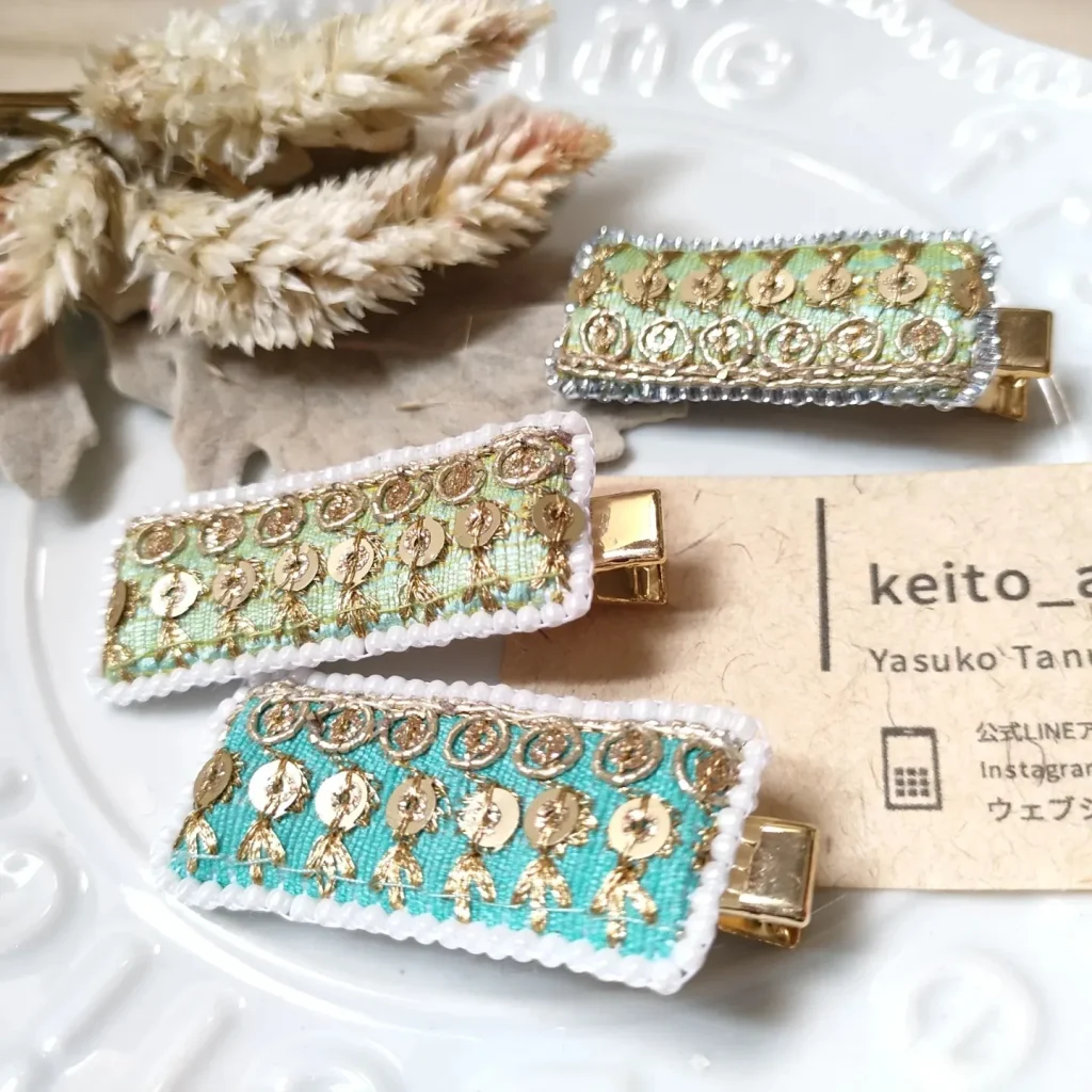 no.156 ハンドメイド　デニム刺繍リボンとビジューの華やかヘアクリップ✩.＊